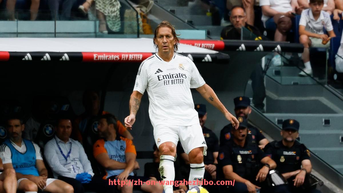 王者体育-世俱杯球员场上视野表现剖析：传球角度与空间利用效率比较